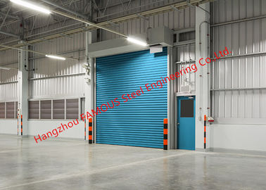 China Portas industriais isoladas da garagem da porta do rolamento da fábrica que levantam para o uso interno e externo do armazém fornecedor