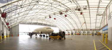 China Sala grande da fonte pré-fabricada das construções do hangar do avião do fardo da tubulação de aço para o estacionamento plano fornecedor