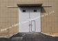 Portas industriais deslizantes horizontais secionais da garagem com a porta pedestre do acesso para a oficina fornecedor
