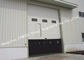 As portas industriais de alta velocidade da garagem levantam acima a porta do obturador do rolo com porta pedestre fornecedor