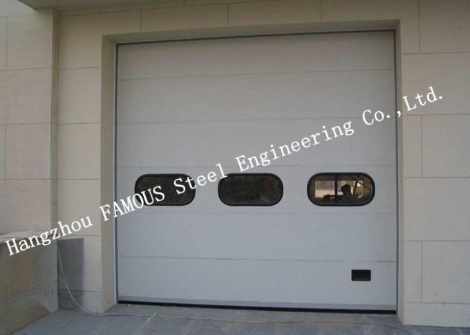 As portas industriais de alta velocidade da garagem levantam acima a porta do obturador do rolo com porta pedestre 0