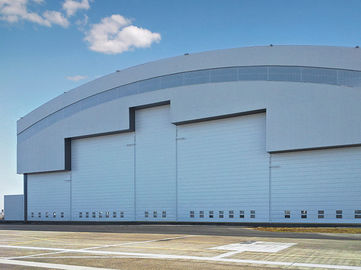 China Hangares de aço dos aviões do sistema de telhado da curva da casa pré-fabricada com as portas elétricas da corrediça fornecedor
