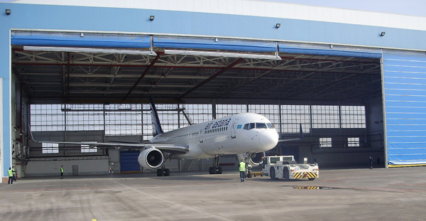 Únicos hangares de aço dos aviões da baía PEB com as portas elétricas do Rolo-acima 0