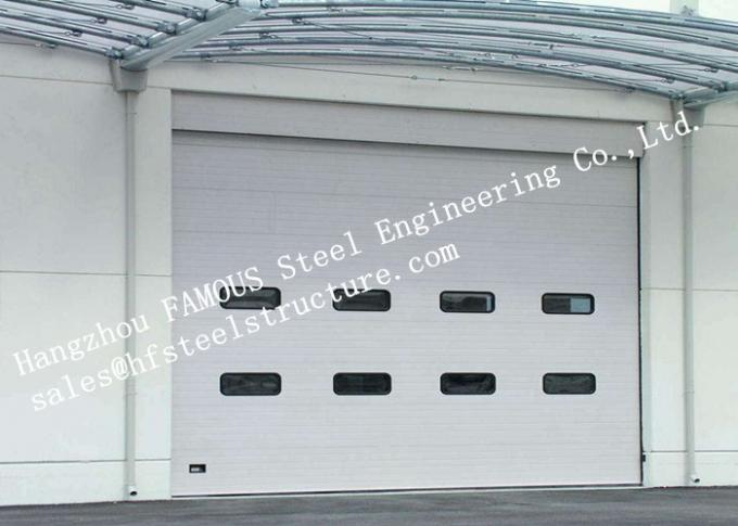 Elegância contemporânea atual das portas industriais de alumínio modernas da garagem com linhas lustrosas 0