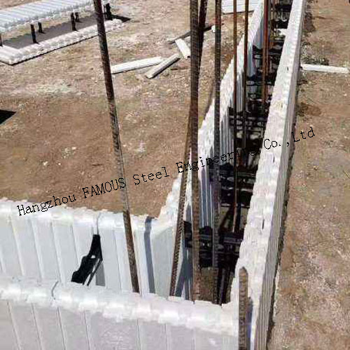 O concreto isolado preto forma a placa reta 90 que o canto T dá forma a blocos da construção da parede de Icfs 2