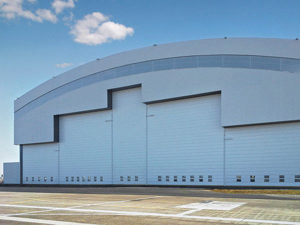 Hangares de aço dos aviões do sistema de telhado da curva da casa pré-fabricada com as portas elétricas da corrediça 0